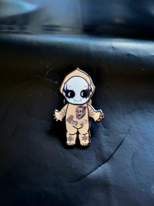 Leichenpuppe Emaille Pin