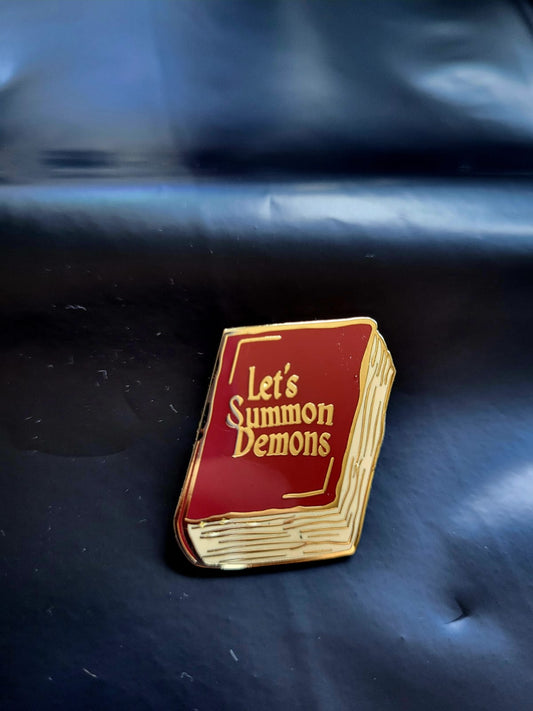 Lasst uns Dämonen beschwören Emaille Pin