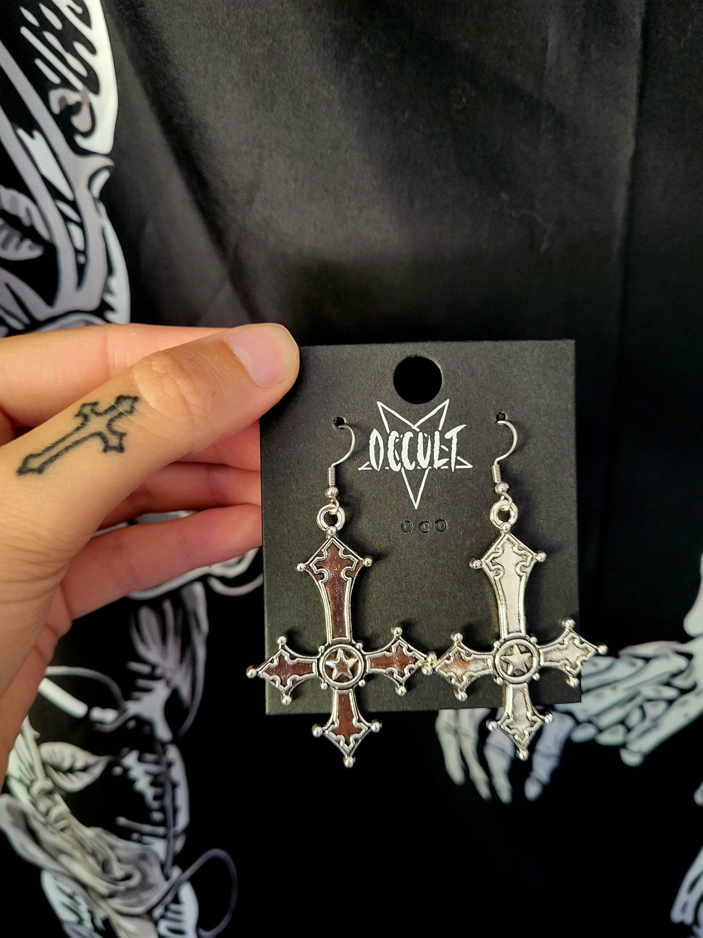 Ohrringe mit umgedrehtem Kreuz