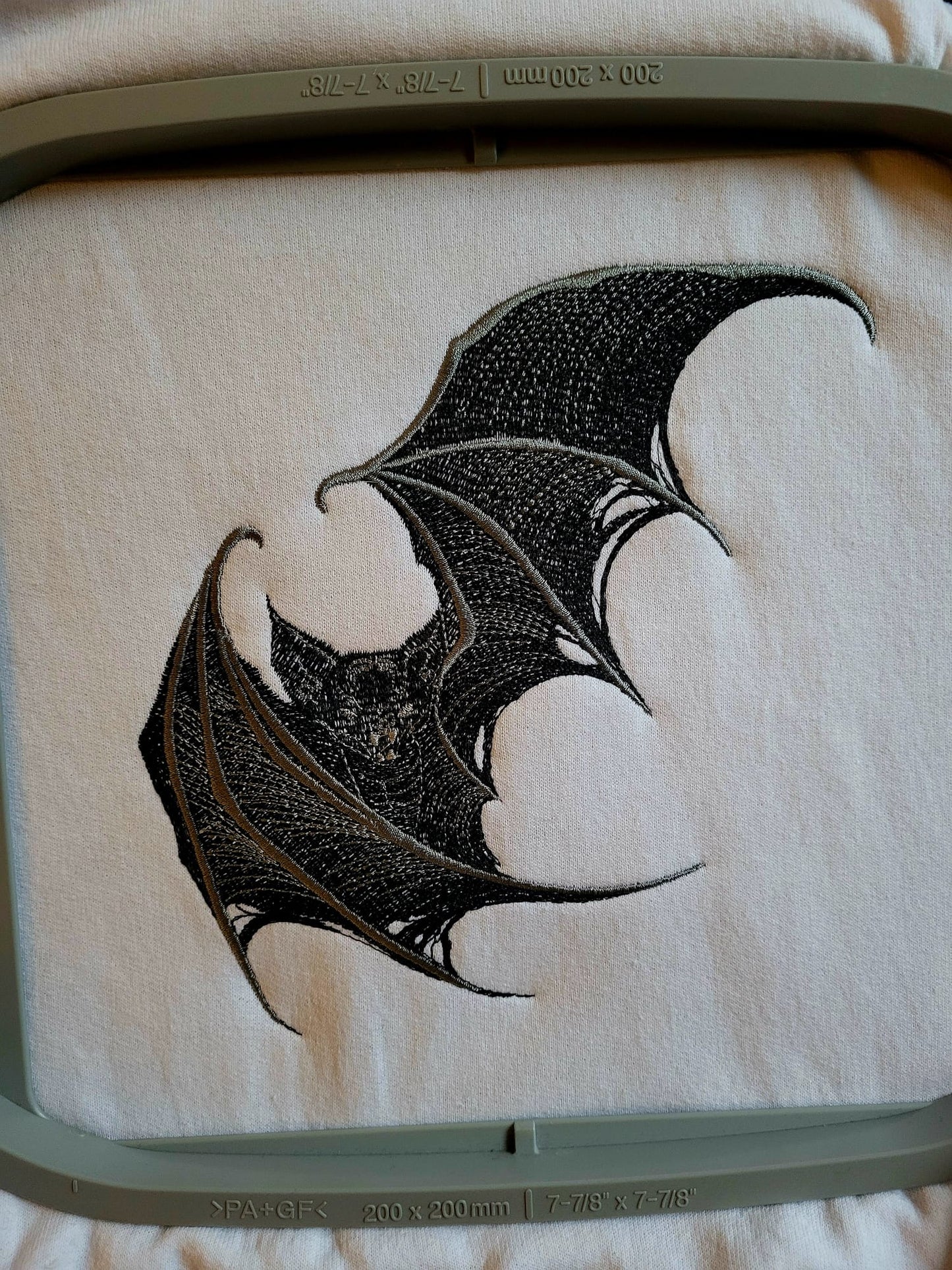 Sweatshirt mit fliegender Fledermaus