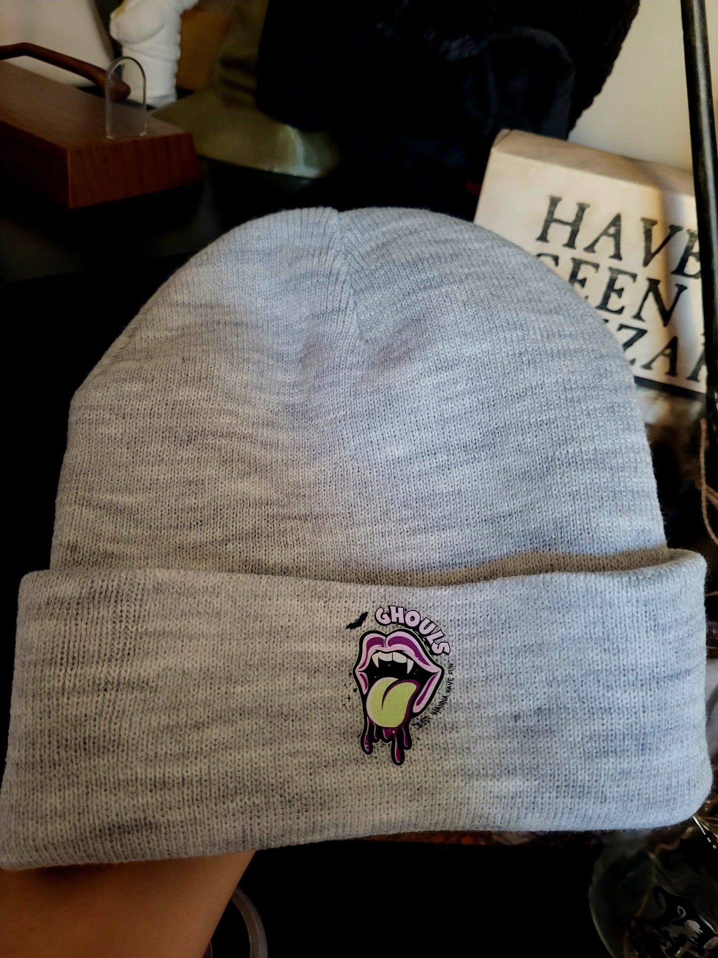 Sinner Beanie mit Stickerei