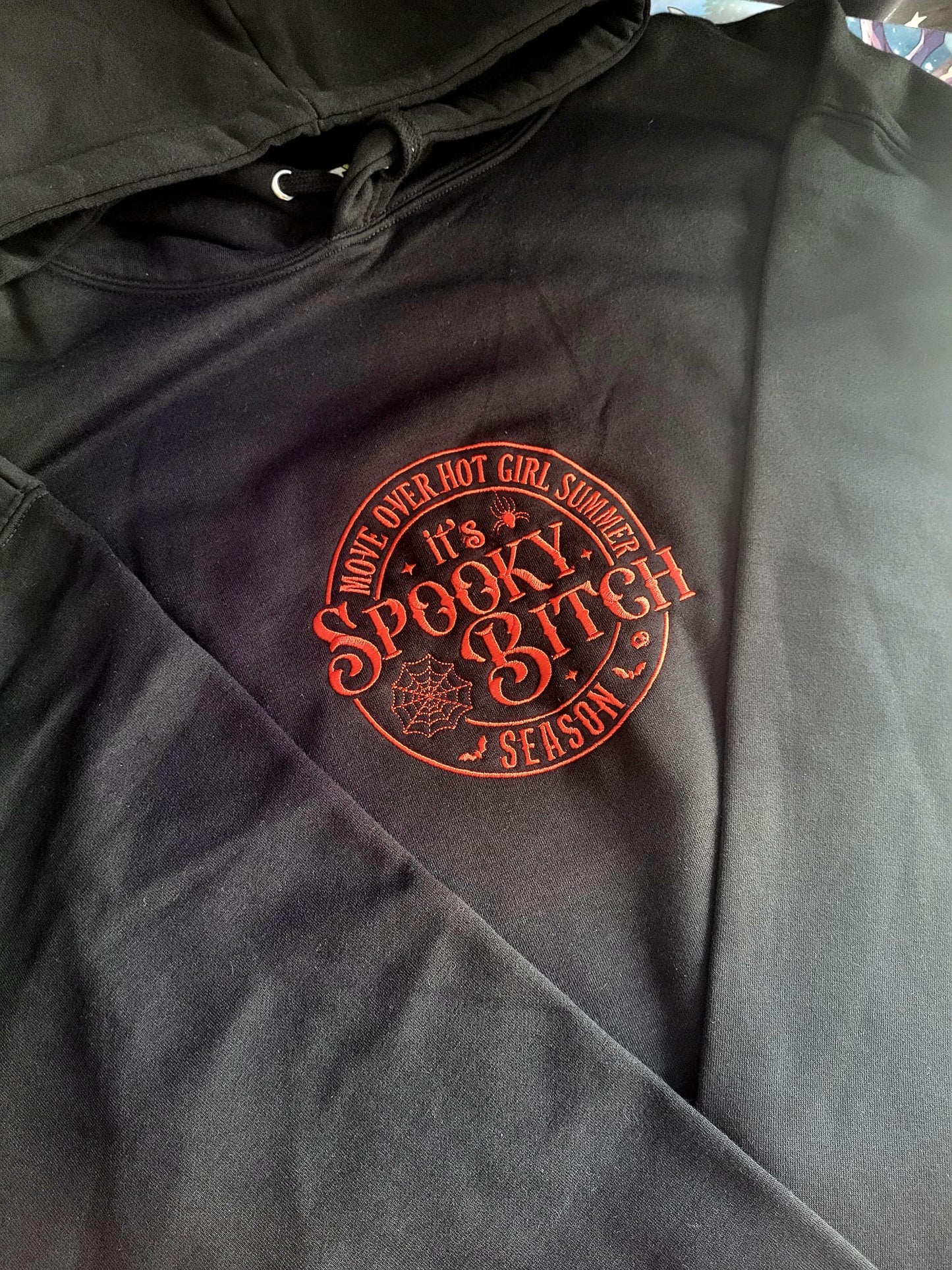 Gruselige Hündin Bestickter Hoodie