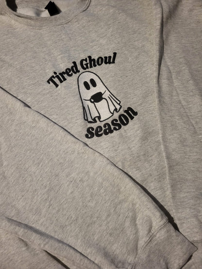 Sweatshirt mit Rundhalsausschnitt „Tired Ghoul Season“